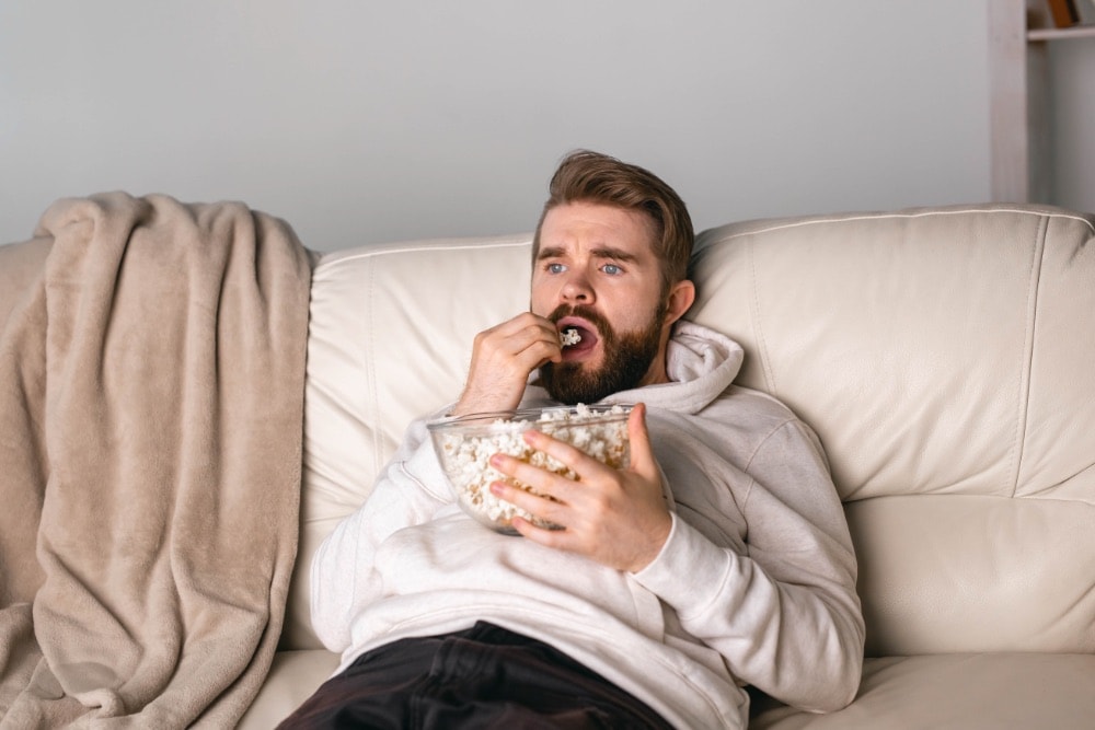przed telewizorem z popcornem